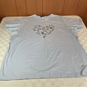 New women’s winter snowflake tee size 1x